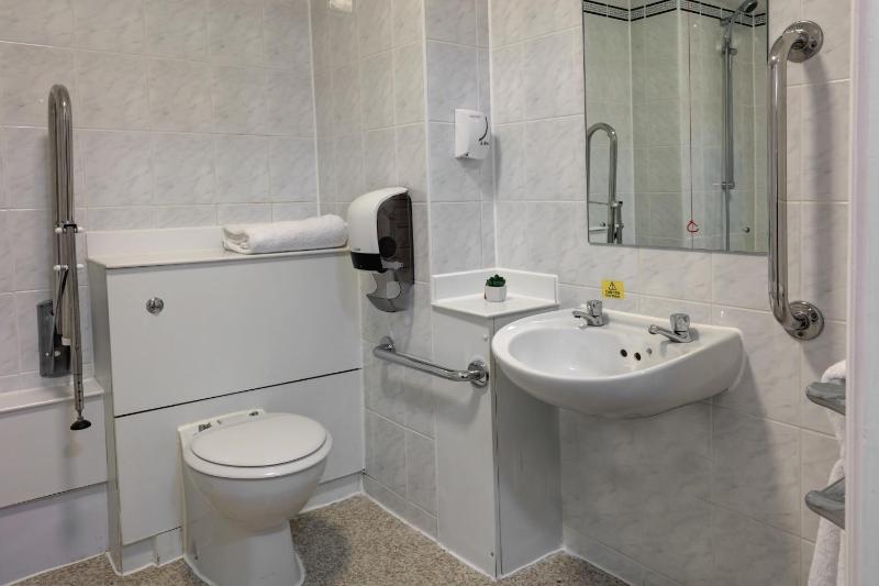 Double Room with Mobility Accessible Tub image 3