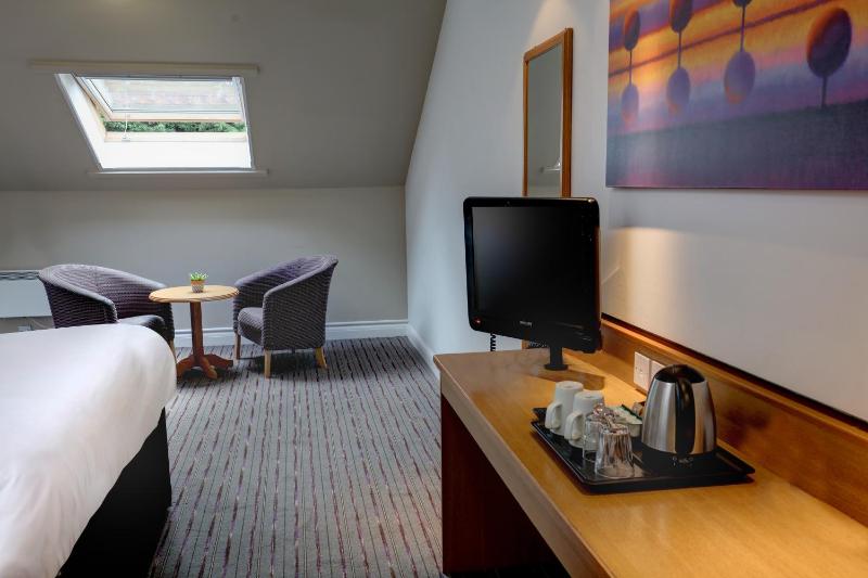 Double Room with Mobility Accessible Tub image 4
