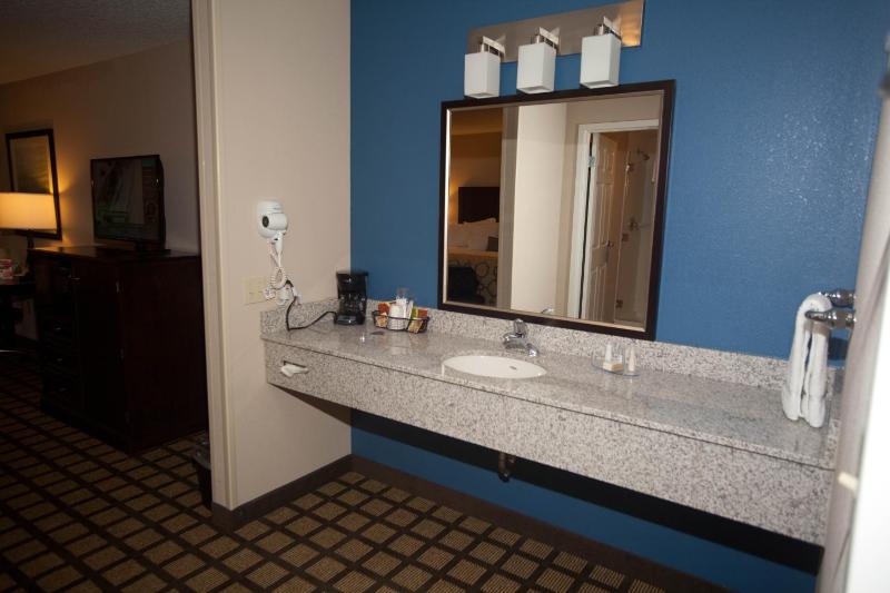 Standard King Room image 2