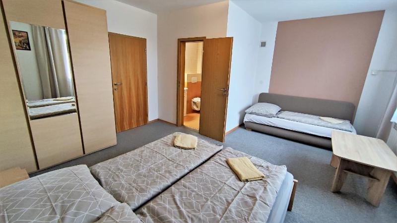 Double Room image 4