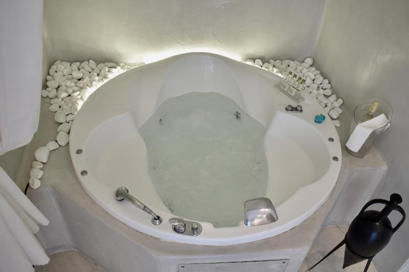  Pelagos Cave Studio with Indoor Jetted Tub image 1