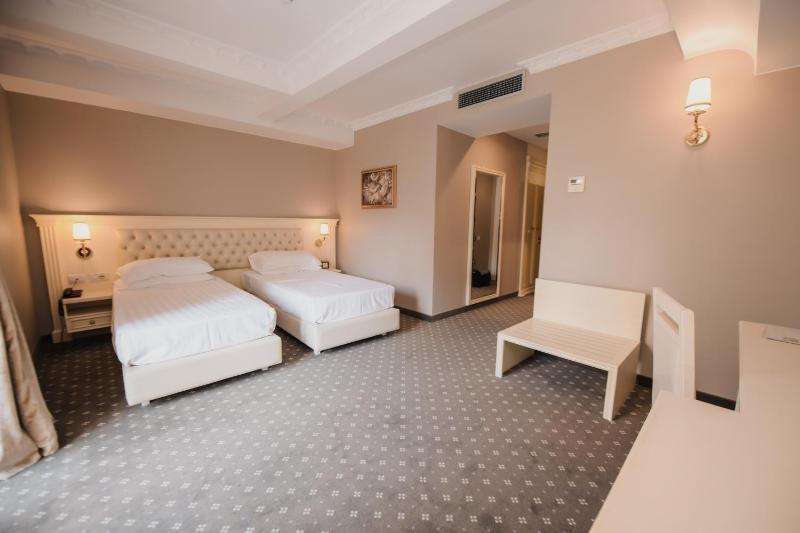 Superior Twin Room image 2