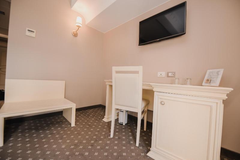 Superior Twin Room image 3