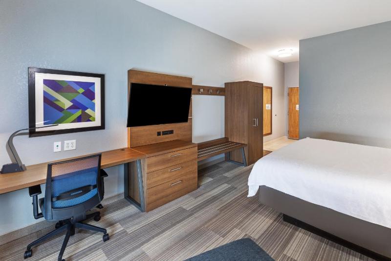 Standard King Room image 2
