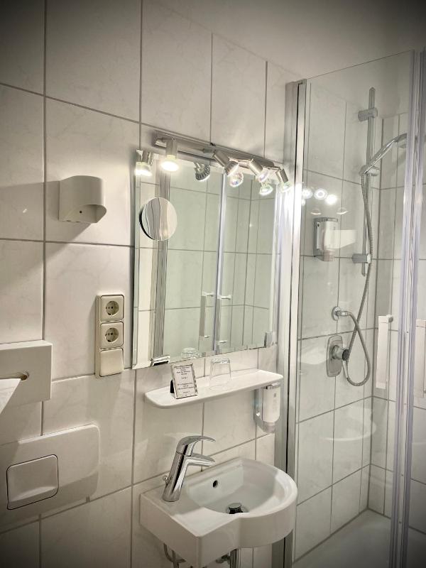 Basic Double Room image 1