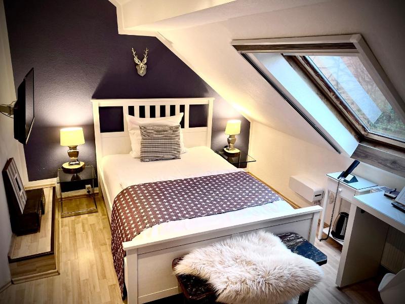 Basic Double Room image 3