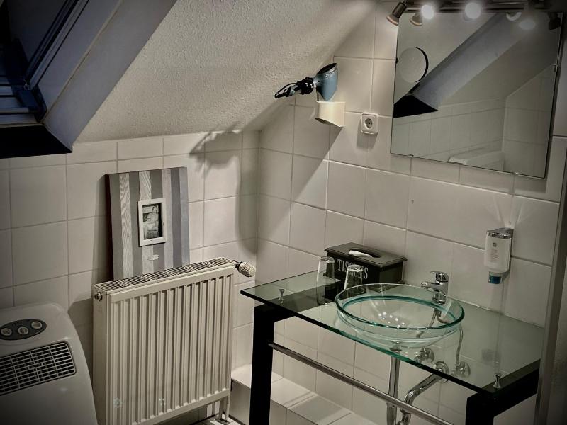Basic Double Room image 4