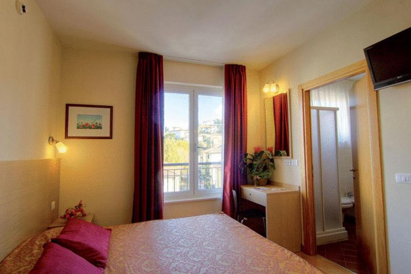 Double or Twin Room image 4