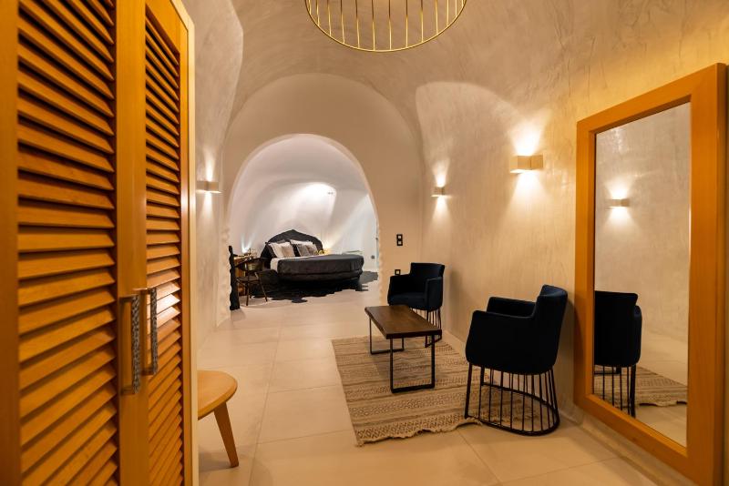 Elegant suite indoor Jetted hot tub image 4