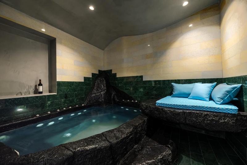 Elegant suite indoor Jetted hot tub image 2