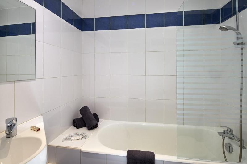 Standard Twin Room with Shower or Bath image 1