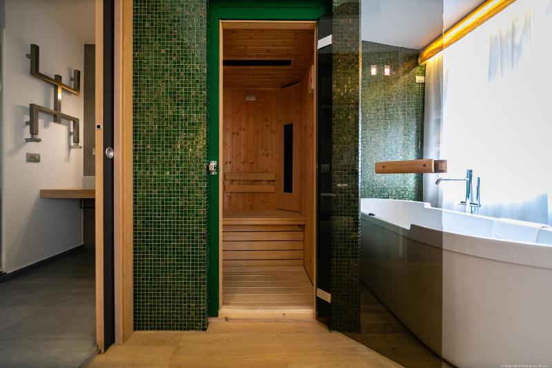Suite with Hot Tub and Infrared Sauna image 4