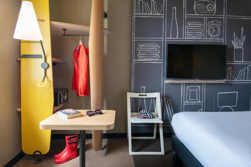 Triple Room with One Double Bed and One Single Bed image 2
