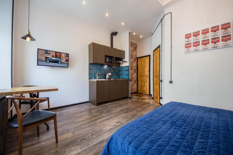  Loft Apartment with Balcony - Mykhailivs'ka St, 24V image 3