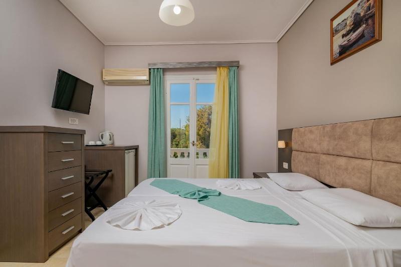 Double Room with Sea View image 4