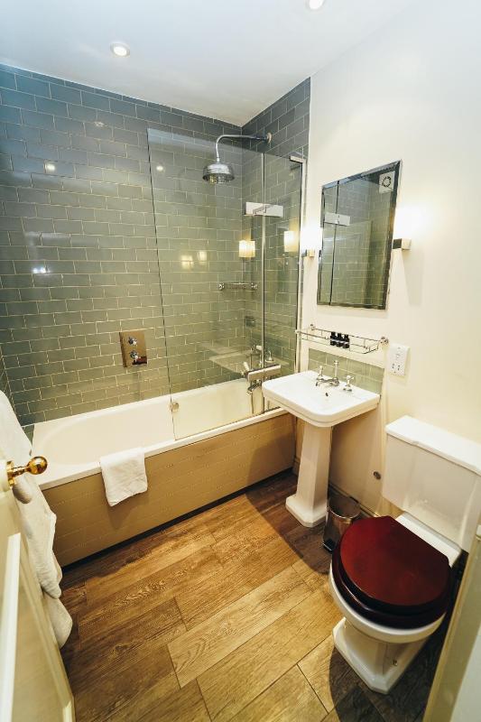 Family Room image 2