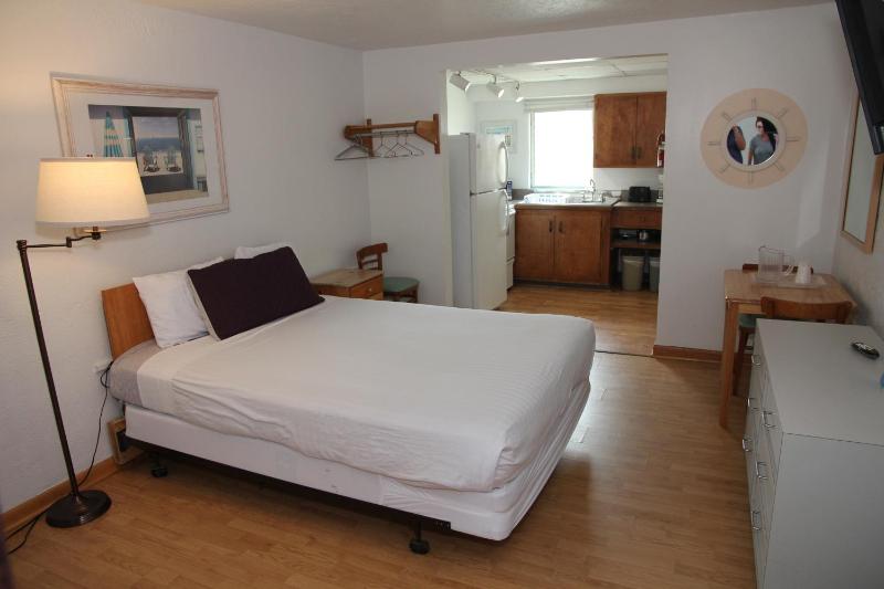 Deluxe Queen Room with Kitchenette image 2