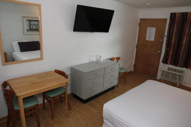 Deluxe Queen Room with Kitchenette image 4