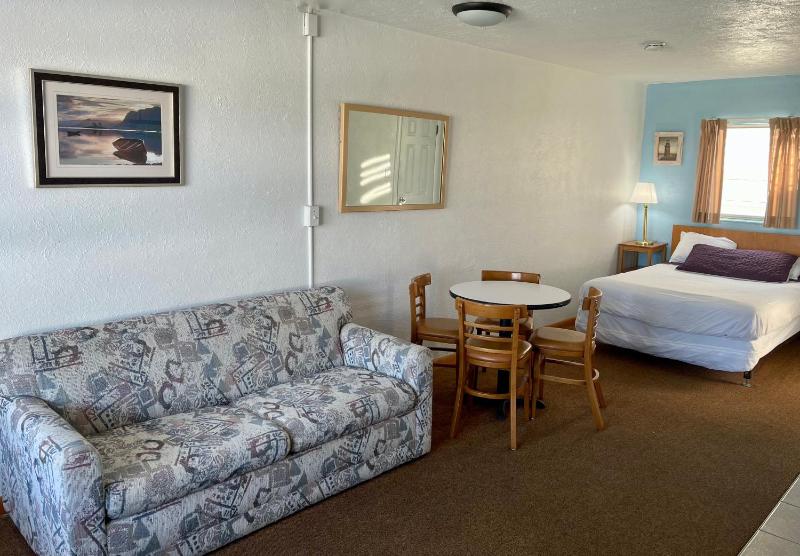 Family Room image 4