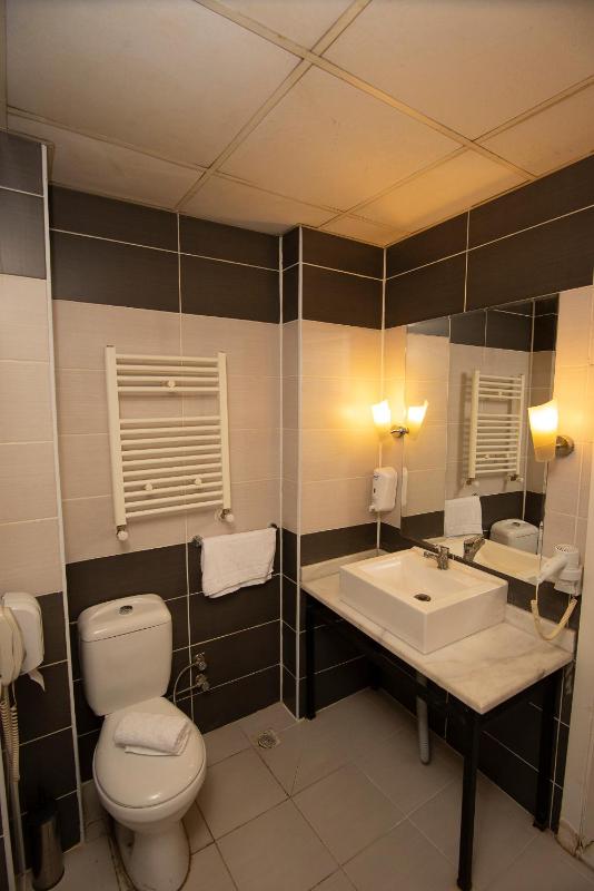 Superior Twin Room image 3