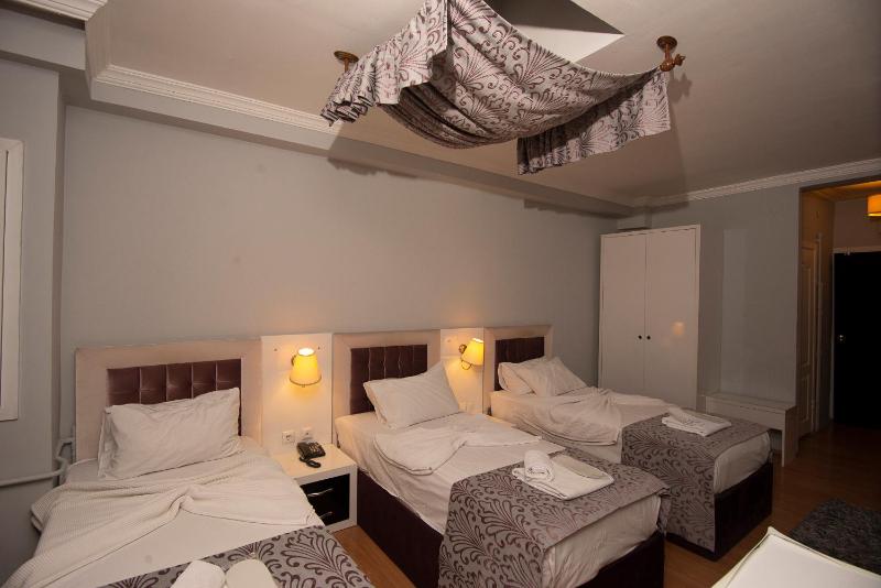 Superior Triple Room image 1