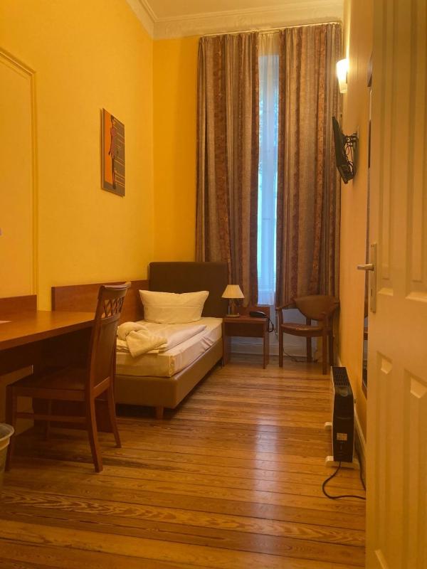 Single Room with Bathroom image 4