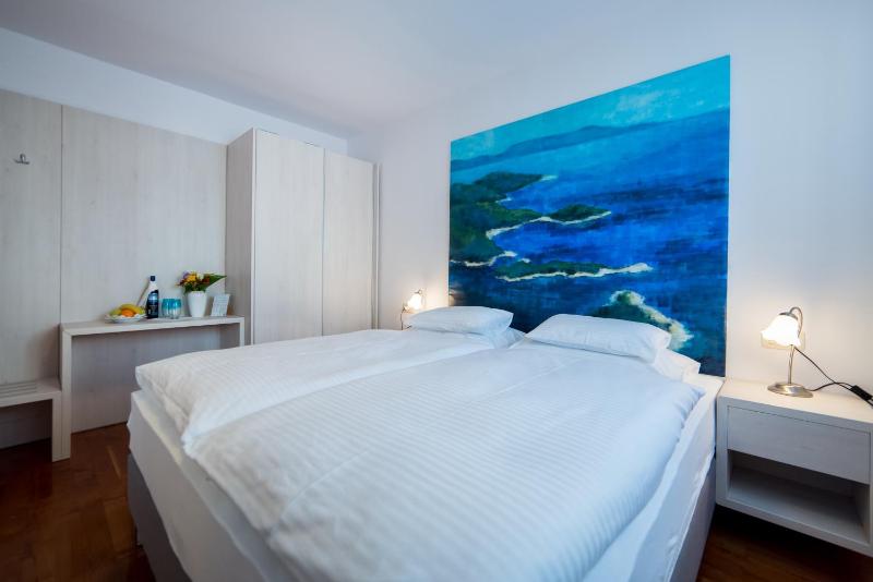 Double Room image 2