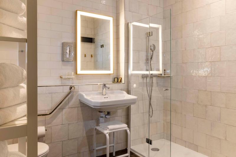 Parisian Apartment image 4