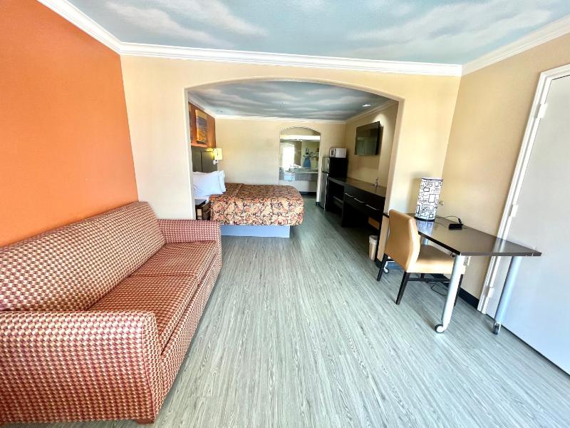 Standard King Room - Non-Smoking  image 3