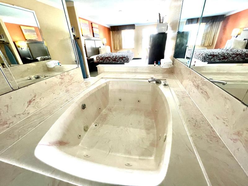 King Room with Spa Bath image 1