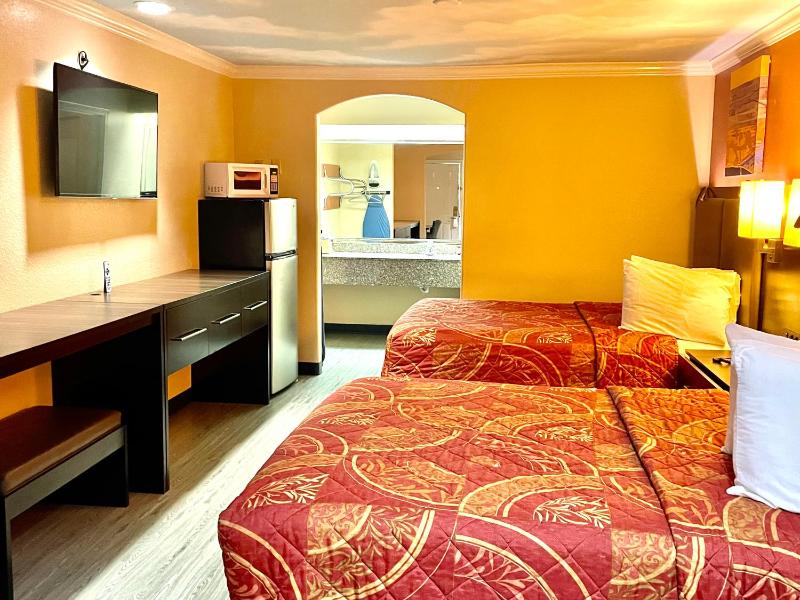 Queen Room with Two Queen Beds - Non-Smoking image 4