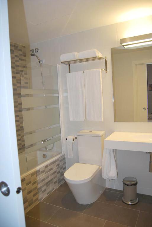 Deluxe Family Room image 3