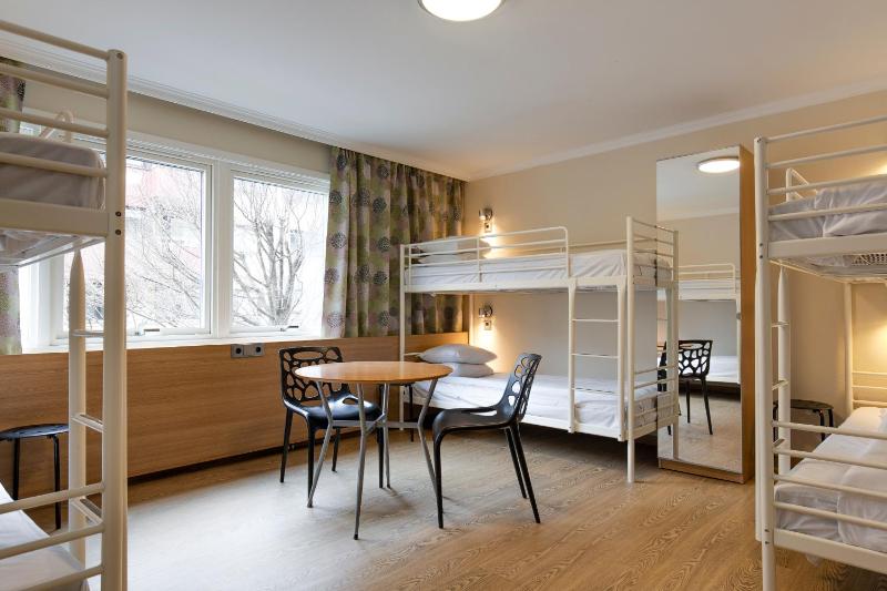 Family Room with Shared Bathroom (6 Adults) image 4
