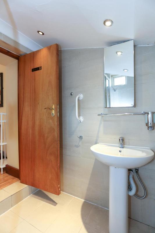 Superior Double Room Ensuite image 4