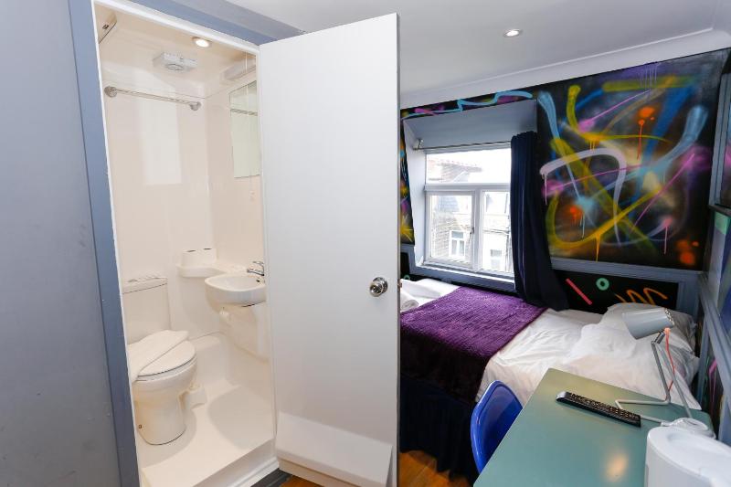 Standard Double Room Ensuite image 2