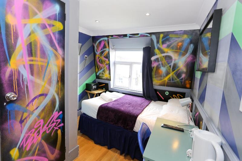 Standard Double Room Ensuite image 3