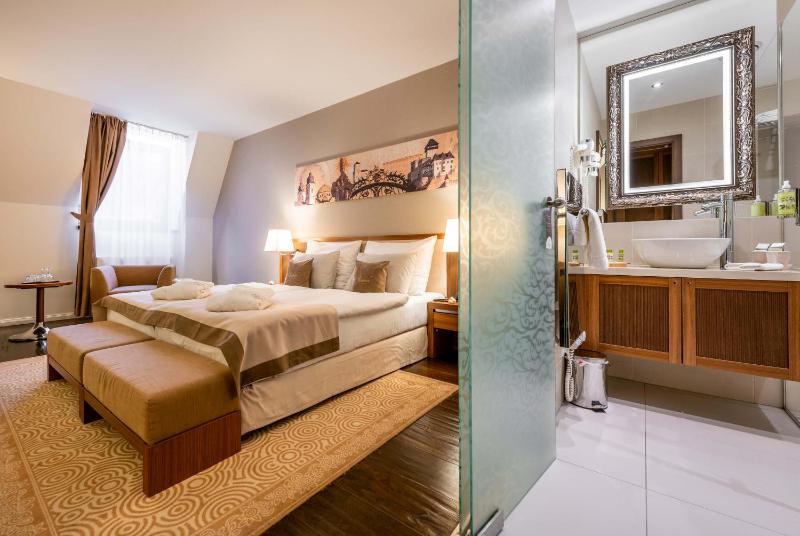 Deluxe Room image 2