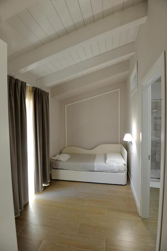 Triple Room with Terrace image 3