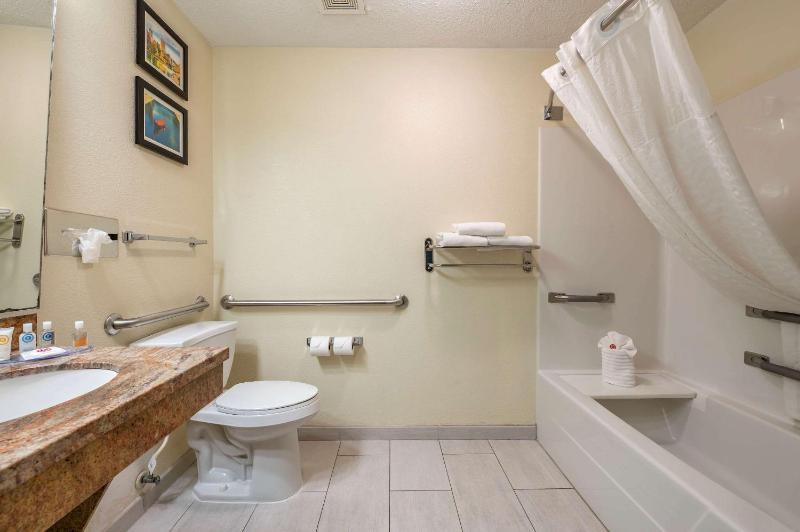 King Room - Accessible/Non-Smoking image 3