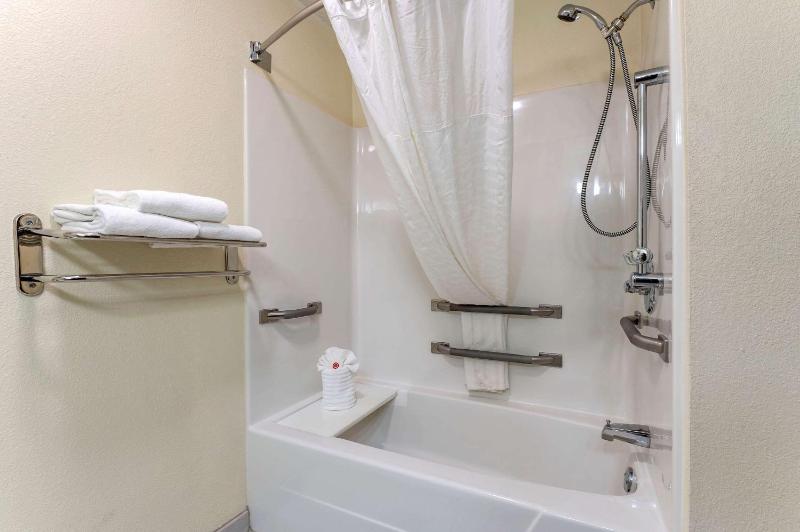 King Room - Accessible/Non-Smoking image 2