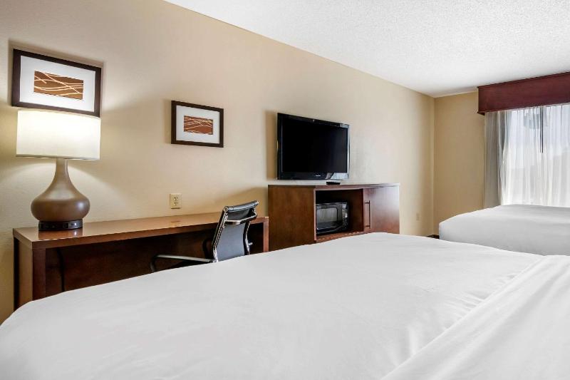 Queen Room with Two Queen Beds - Non-Smoking image 3