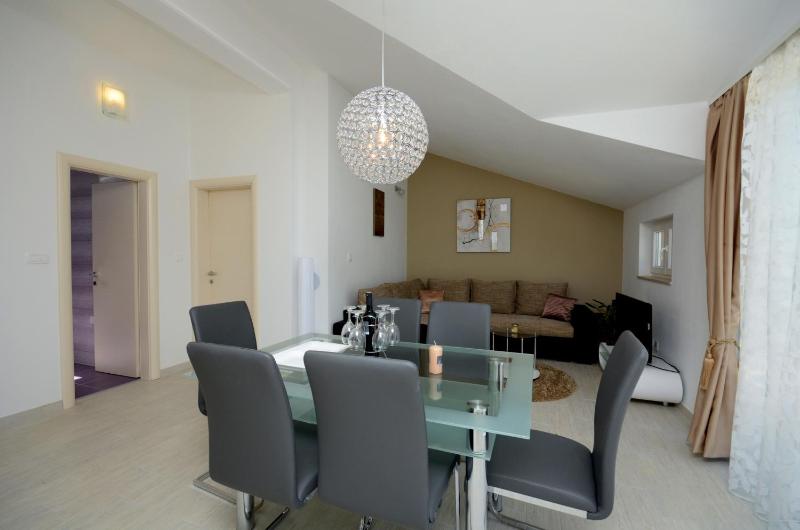 Deluxe Two-Bedroom Apartment with Sea View image 3