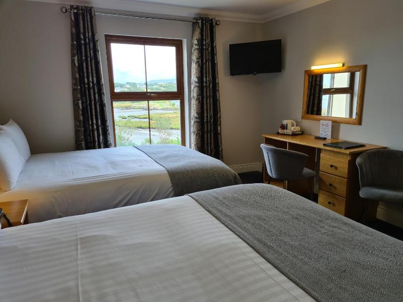 Superior Twin Room with Sea View image 1