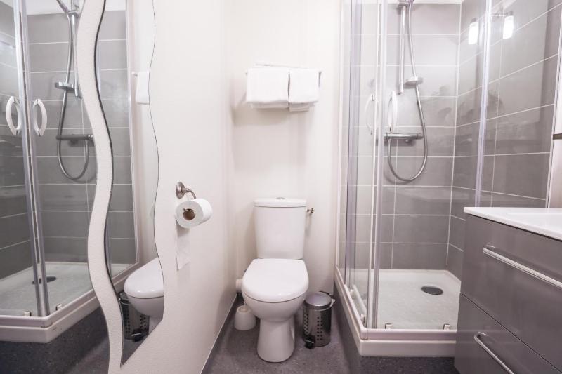 Single Room with Shower image 3