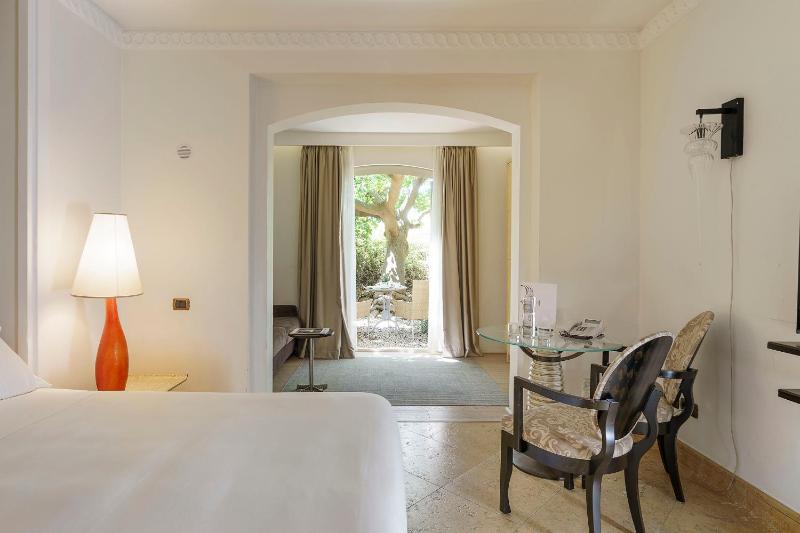 Classic Triple Room with Terrace image 3