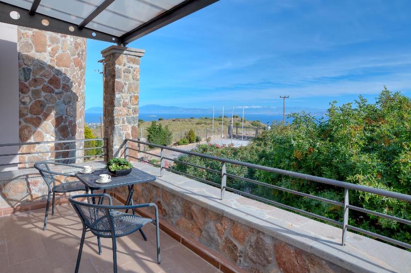 Superior Triple Room with Sea View image 3