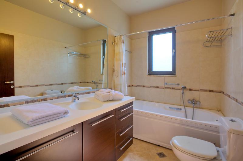 Deluxe Double Room with Sea View image 4