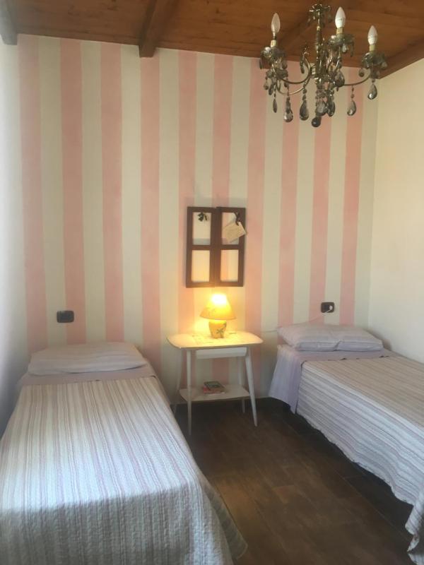 Standard Twin Room with Shared Bathroom image 2