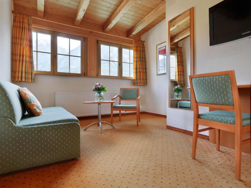 Family Room image 3