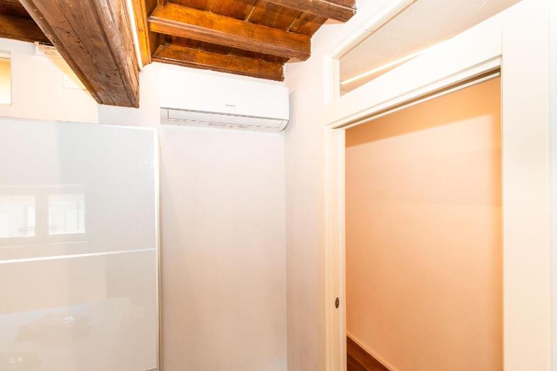 GuestHost - Stylish Quardilatero Romano Central Flat - image 16